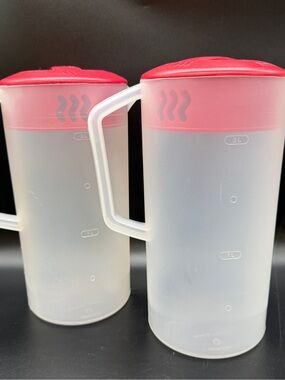 Set Of 2 Rubbermaid 2 Quart Pitchers Clear Frosted Red Lid 2-Way Rotating Top